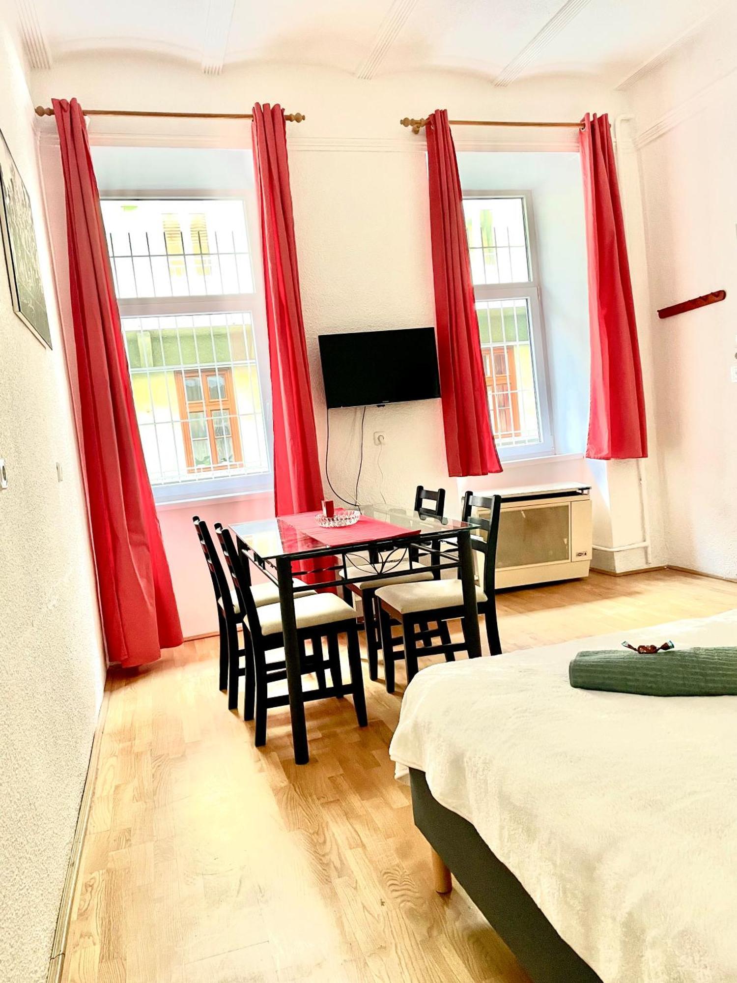 Very Warm Home With Big Bed Near New York Cafe บูดาเปสต์ ภายนอก รูปภาพ
